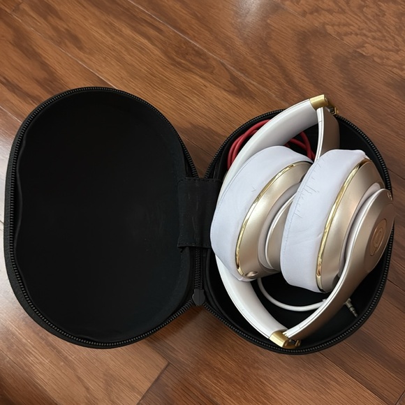 Old beats headphones - Picture 2 of 5